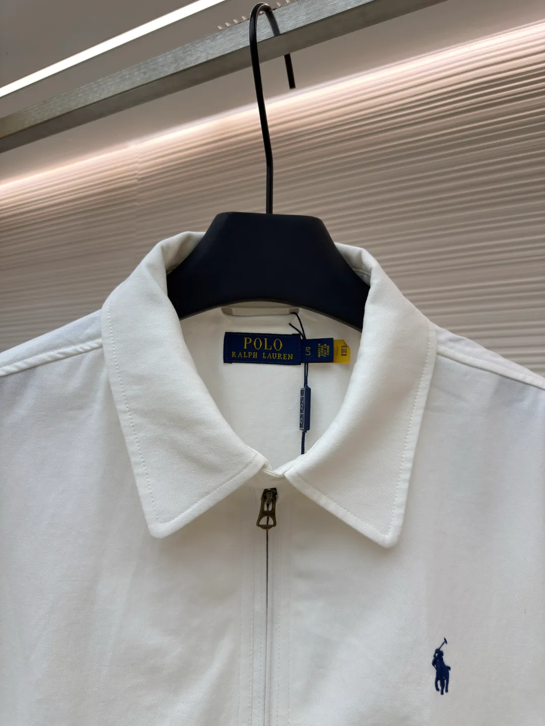 Ralph Lauren embroidered zipper jacket ●Original version: Purchased and developed by 4161 ●Item No.: 1680773-B10 ●Fabric: Clouded white twill cotton fabric ●Technology: Embroidery production ●Version: Fitted version ●Weight: about 570 grams ●Size: S-M-L-XL ●Description: Customized clouded white twill cotton, soft and silky, comfortable and close to the skin, dressed in pure white, exuding an innate elegance The exquisite indigo pony logo is embellished throughout. It is highly recognizable and carries an atmosphere of freedom and vitality. It is a symphony of pure and smart colors. It reconstructs the classics with neat styles and defines modern relaxation with versatile genes. Imported machine embroidery technology is used. Advanced computer control systems and precision mechanical components are used to achieve the iconic pony embroidery operation. High precision. The lines are smooth and delicate. The template machine opens the bag. The preset template guides the position, shape and size of the bag opening. The accuracy ensures the quality of the bag opening effect. The hem is made at one time using a three-needle waist-drawing machine. The elastic band and the fabric are sewn together in the same process using the machine's special needle position and feeding mechanism. The three-needle design is stronger and can evenly distribute pressure. Make sure that the elastic band and the fabric fit tightly, and the fabric has been washed carefully to have a better hand feel, not easy to deform, not easy to shrink, not easy to fade, and maintain long-term beauty. The overall wiring is straight and delicate, the fabric is comfortable and soft, and the color is consistent without color difference. It can be matched with the same style to create a fashionable look and control various occasions. Customized accessories, complete with three standards, same style for men and women!